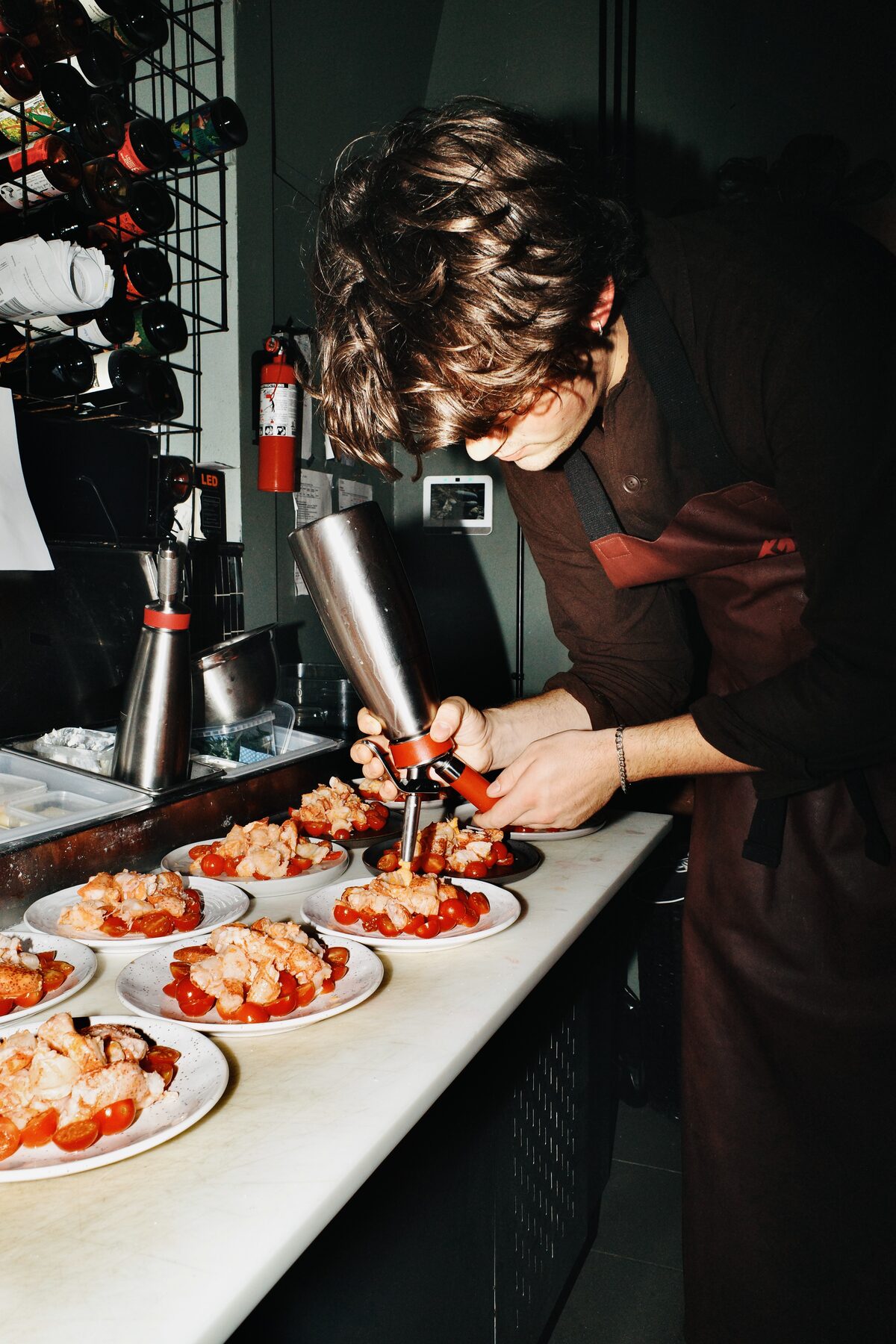 Préparation des assiettes de homard en cuisine